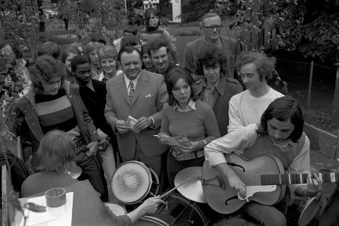 Demonstration mit Musik für die Stadt Angerland. Amtsbürgermeister Wilhelm Droste (Mitte), 31.5.1973, Foto: Stadtarchiv Ratingen